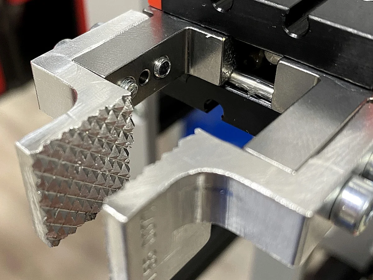 Dedos de aluminio a medida con superficie estriada